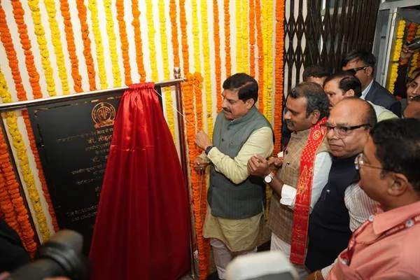 आकाशवाणी मंच का संदर्भ चित्र, ओरछा स्टूडियो नहीं